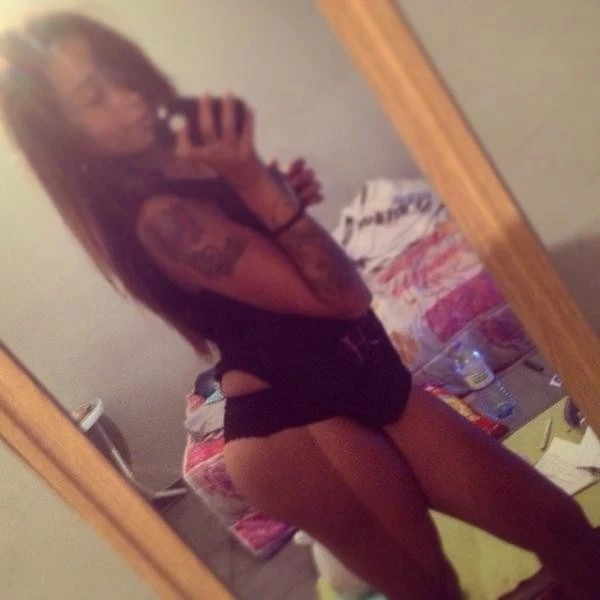 #marocaine   en plein  #selfie  de son  #booty  en mode  #provoc   HJR   #sud   #marseille  28 cm  !snapchat du site : world_beurette